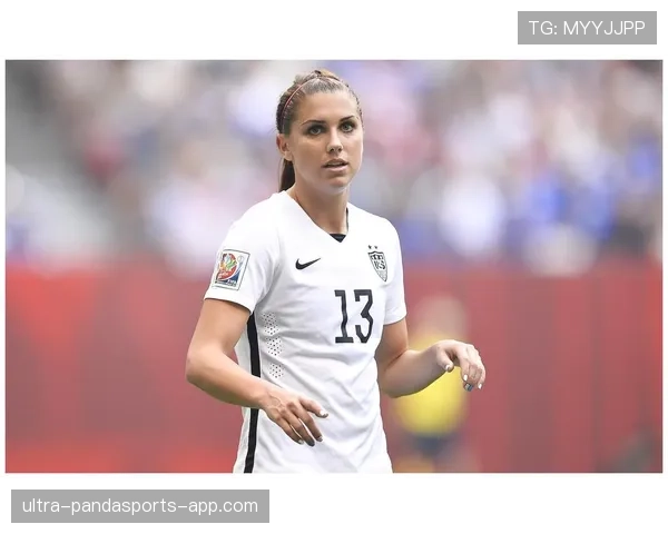 亚历克斯·摩根训练完顺手拎了杯冰美式，这自律程度真的服了